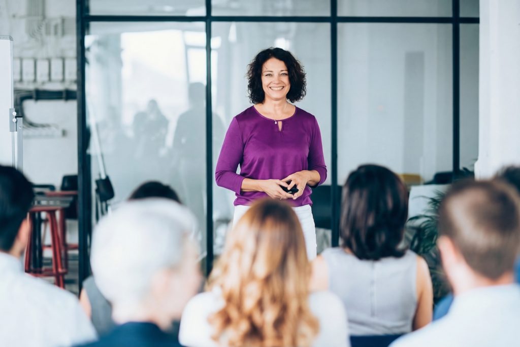 Petra Isabel Schlerit als Trainerin in einem Präsenzseminar vor Führungskräften